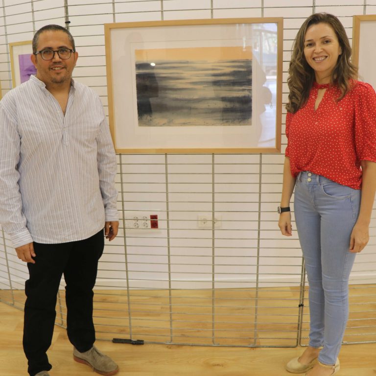 El pintor Juan Antonio Maldonado expone 42 acuarelas de paisajes almerienses en la Oficina de Turismo de Almerimar