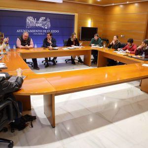 La Junta de Gobierno aprueba iniciar la licitación del contrato para el suministro del equipamiento de playas para hacer la costa ejidense más accesible y segura
