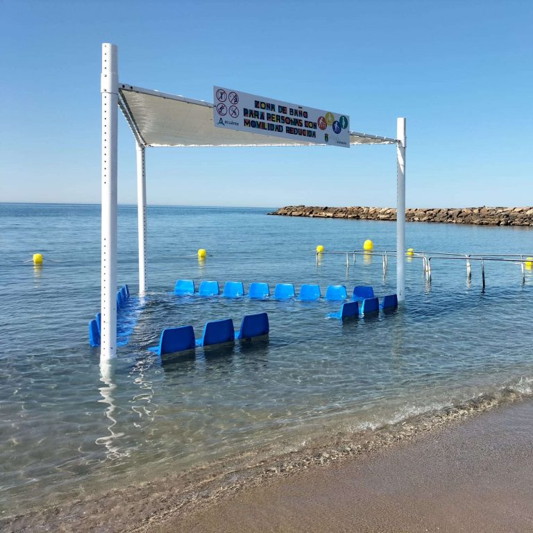 Finalizados los trabajos de instalación de la nueva zona de baño accesible de la Playa de Levante de Almerimar