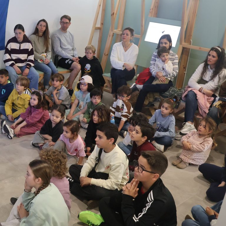 Un taller sobre cetáceos, tiburones y tortugas marinas acerca la riqueza marina de la costa ejidense y la importancia de cuidar el ecosistema marino a los más pequeños