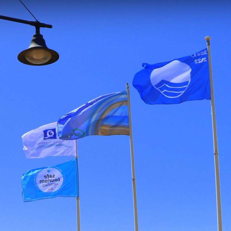 El Ejido renueva sus cuatro banderas azules para Balerma, Levante (Almerimar), Poniente (Almerimar) y San Miguel