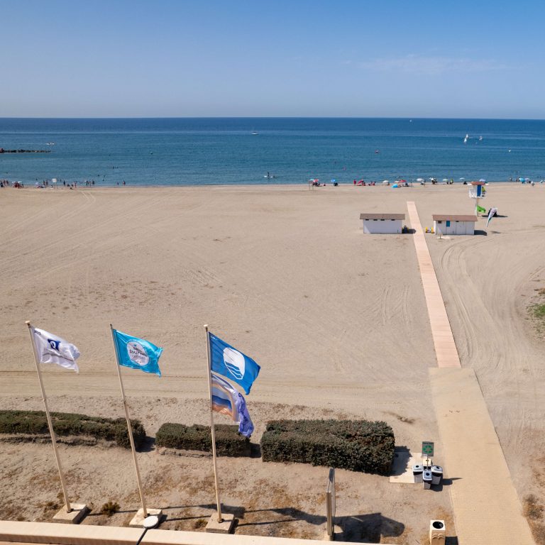 Las Playas de San Miguel, Levante Almerimar, Poniente Almerimar y Balerma ya ondean sus Banderas Azules