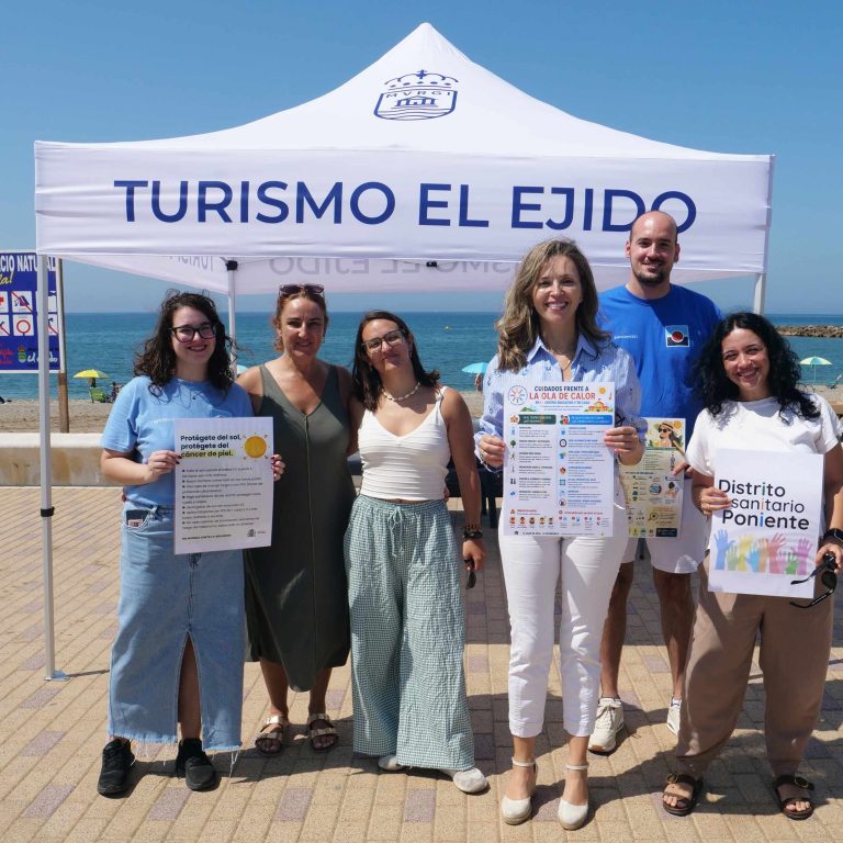 La campaña ‘Salud a pie de Playa’ recorre las playas ejidenses informando sobre los efectos nocivos del sol