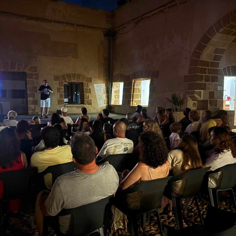 La actividad ‘Noche de Estrellas’ reúne a más de un centenar de personas en el Castillo de Guardias Viejas
