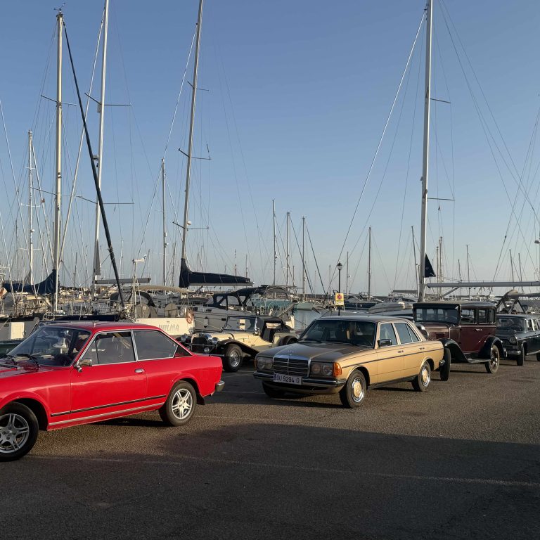 Más de 25 vehículos participan en la XI Concentración de coches clásicos de Almerimar