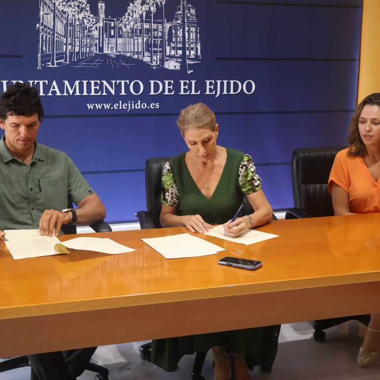 La alcaldesa de El Ejido, Julia Ibáñez, y el tricampeón del mundo de Windsurf, Víctor Fernández, renuevan el Convenio de Patrocinio con el Ayuntamiento