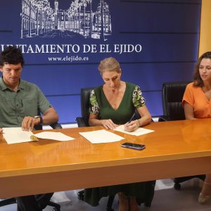 La alcaldesa de El Ejido, Julia Ibáñez, y el tricampeón del mundo de Windsurf, Víctor Fernández, renuevan el Convenio de Patrocinio con el Ayuntamiento