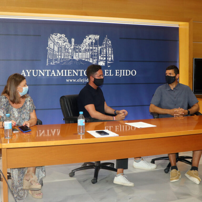El tricampeón de windsurf, Víctor Fernández, aprovecha su estancia en El Ejido para promocionar los recursos turísticos que ofrece el municipio durante todo el año
