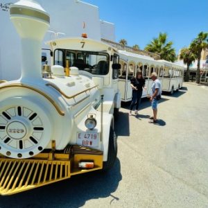 Un tren turístico recorre Almerimar durante los meses de verano para dar a conocer los rincones con más encanto