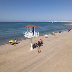 Las Playas de El Ejido cuentan con6 puntos de Wi-Fi gratuitos, 9 torres nuevas de vigilancia y paneles fotovoltaicos en los módulos