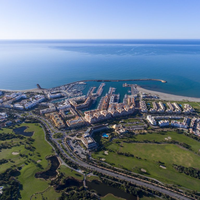 La declaración de Zona de Gran Afluencia Turística facilita una mayor libertad de horarios durante el verano a los comercios de Almerimar, carretera de acceso y Balerma