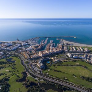 La declaración de Zona de Gran Afluencia Turística facilita una mayor libertad de horarios durante el verano a los comercios de Almerimar, carretera de acceso y Balerma