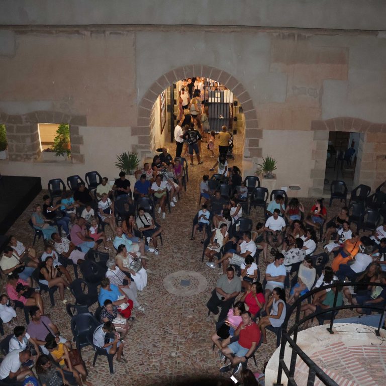 El cielo ejidense conquista a los visitantes del Castillo de Guardias Viejas: rotundo éxito de la Noche de Estrellas, con 600 asistentes de numerosas procedencias