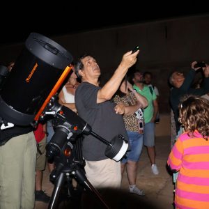 Numerosos participantes observan el firmamento en la Noche de las Estrellas