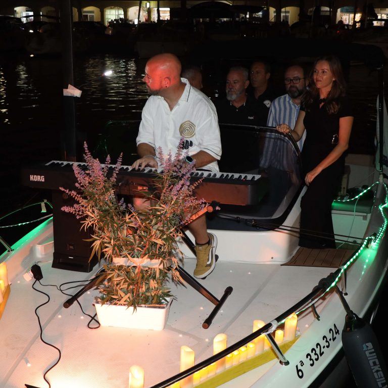 Un piano marítimo itinerante con Javier Escobar y la voz de José Luis Jaén protagonizan la noche del ‘Almerimar en Vivo’, impulsada por el Ayuntamiento