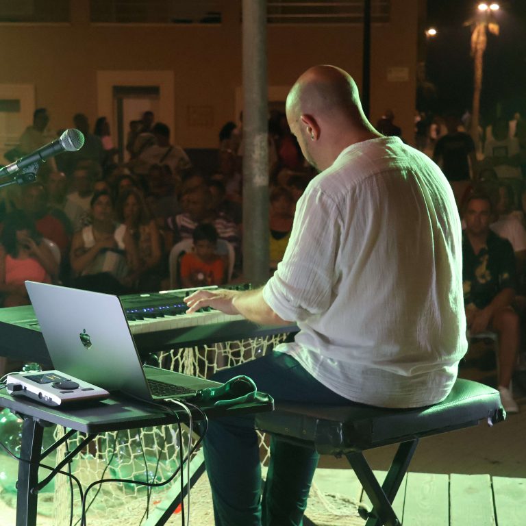 Javier Escobar deleita con su piano en Balerma en un concierto de bandas sonoras impulsado por el Ayuntamiento