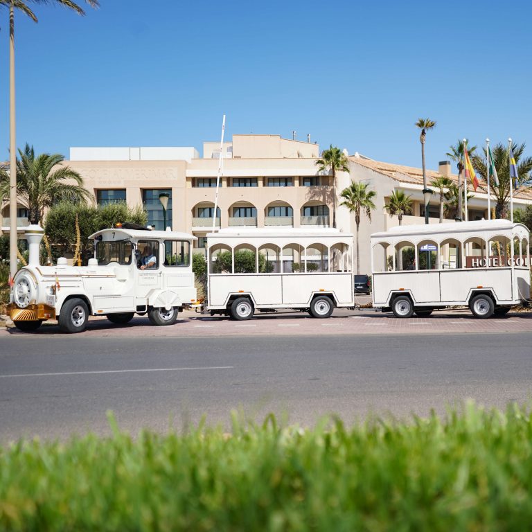 Un tren turístico recorre los principales enclaves de Almerimar durante el verano