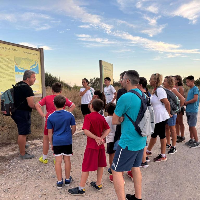 Niños y adultos conocen Punta Entinas-Sabinar al atardecer de la mano del Ayuntamiento y ‘El Árbol de las Piruletas’