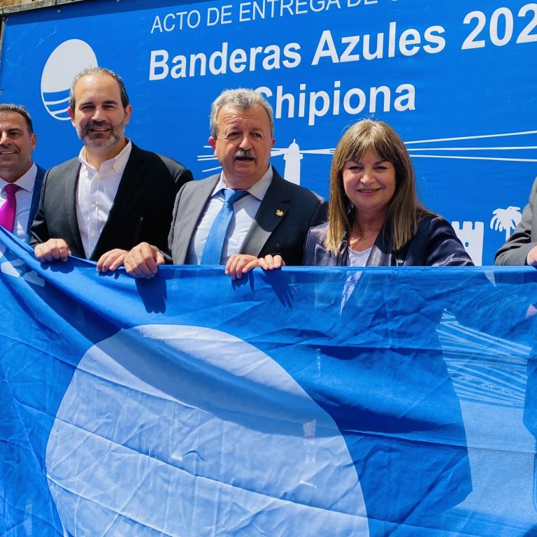 El Ejido recoge las cuatro Banderas Azules concedidas a sus playas en 2022 que avalan la calidad y seguridad del litoral del municipio