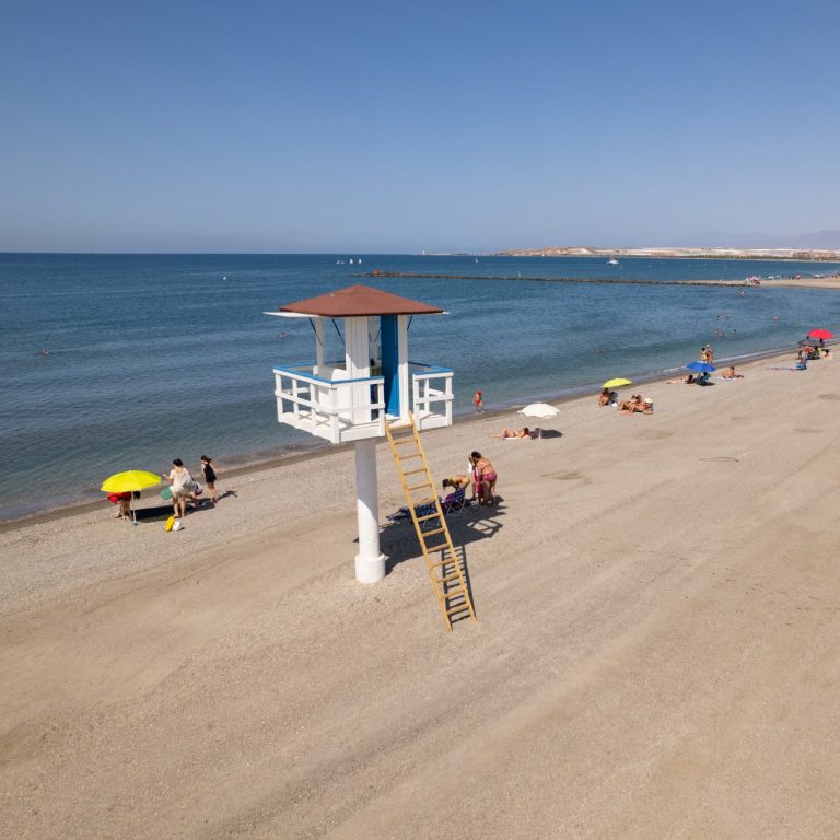Las Playas de El Ejido cuentan con6 puntos de Wi-Fi gratuitos, 9 torres nuevas de vigilancia y paneles fotovoltaicos en los módulos